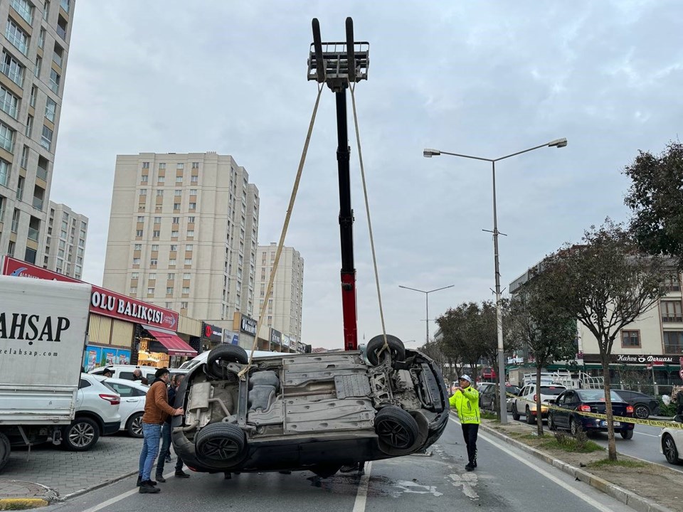 Beylikdüzü'nde polisten kaçarken kaza yaptılar - 1