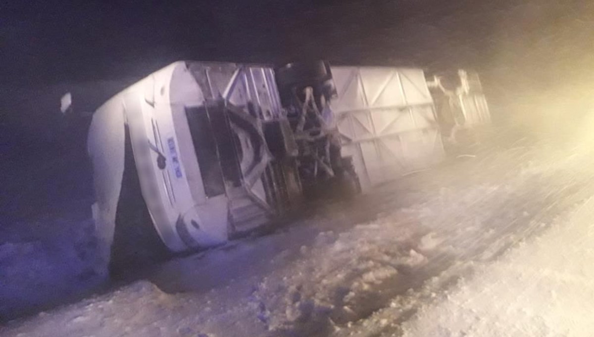 Tatvan'da iki otobüs devrildi: 24 yaralı