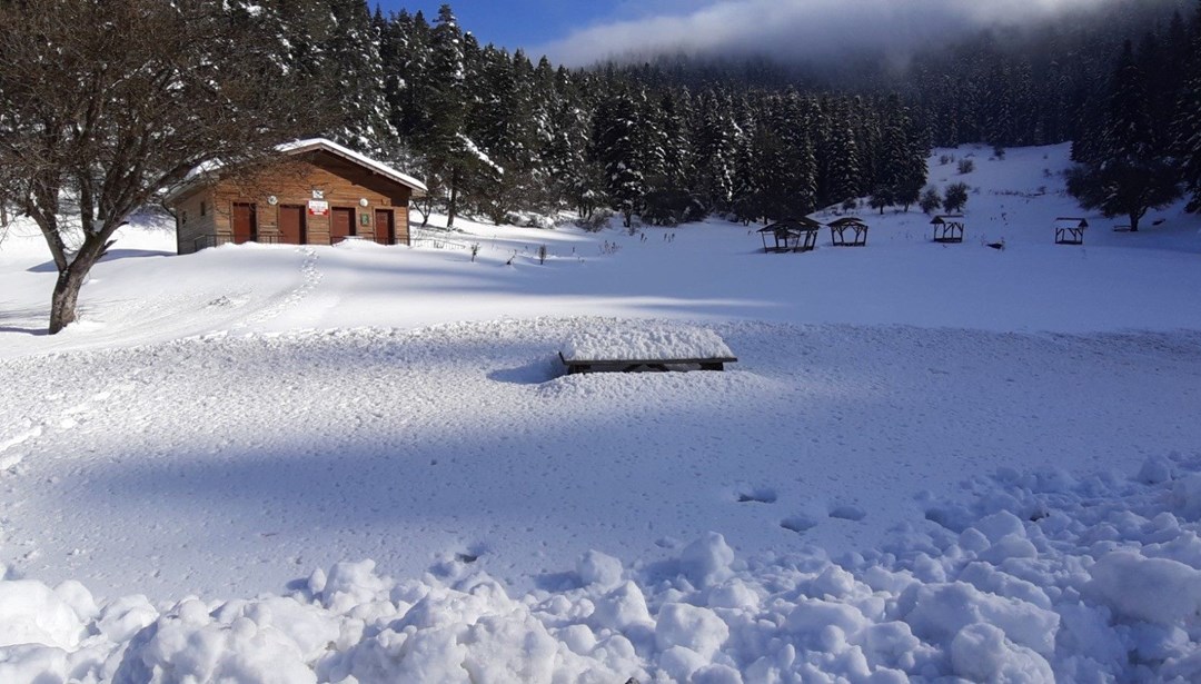 Abant Gölü'nde masalsı kış güzelliği: Kar kalınlığı 70 santimetreye ulaştı