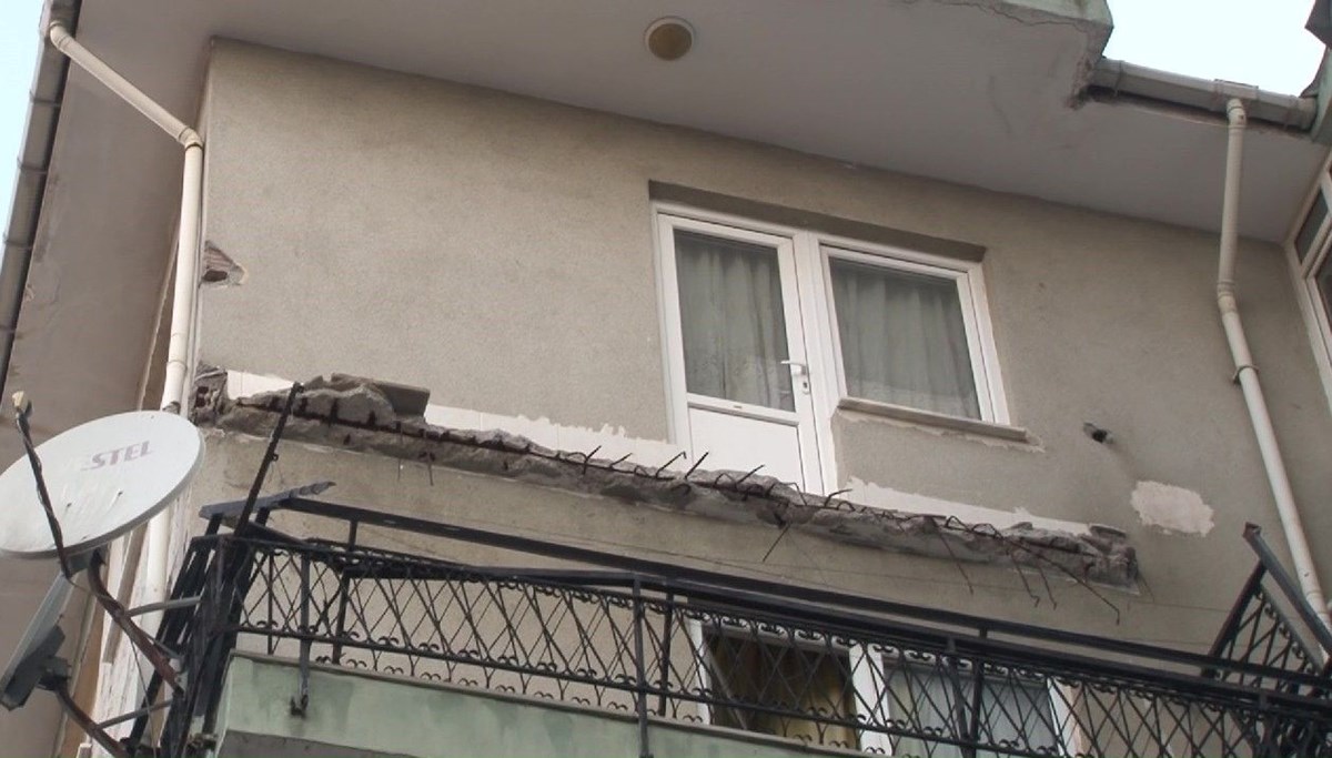 İstanbul'da 6 katlı binada balkon çöktü