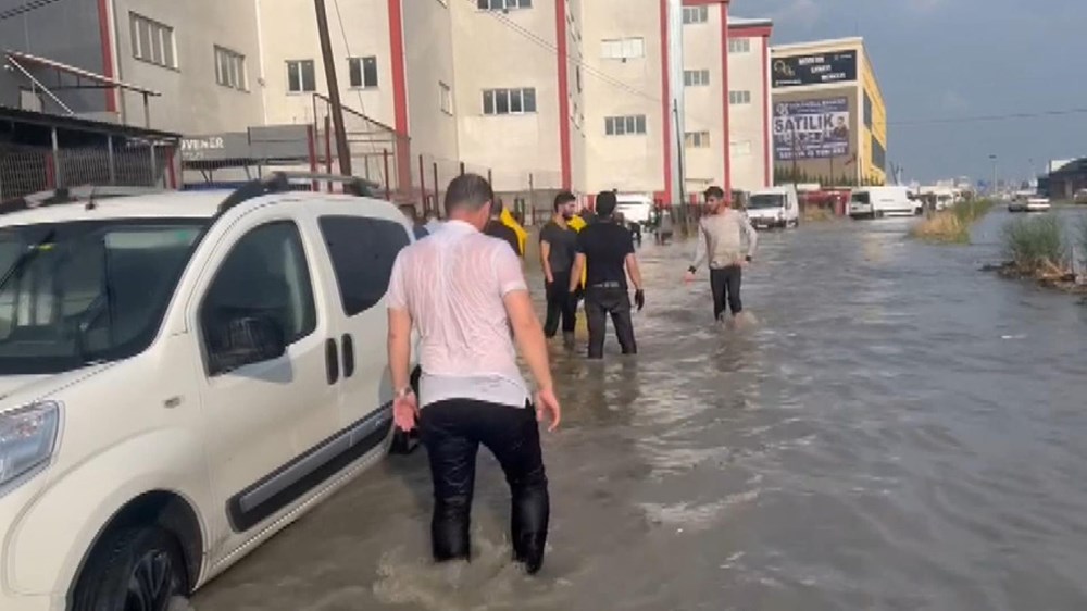 Esenyurt'ta şiddetli yağmur Başakşehir'de dolu yağdı - 2