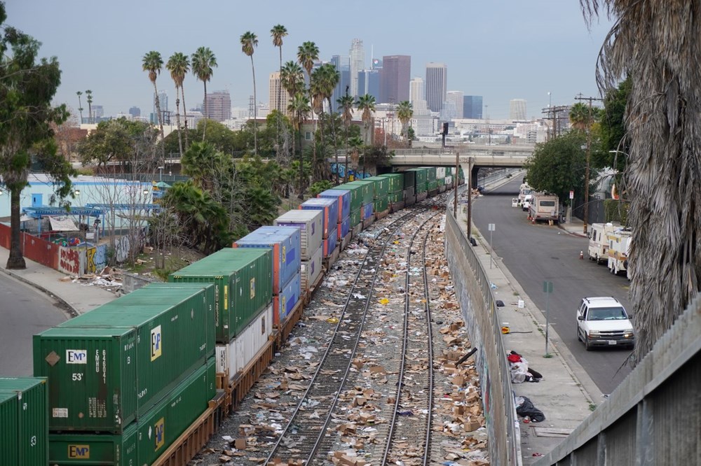 Los Angeles'ta hırsızlar, hareket halindeki yük trenlerini yağmaladı - 3