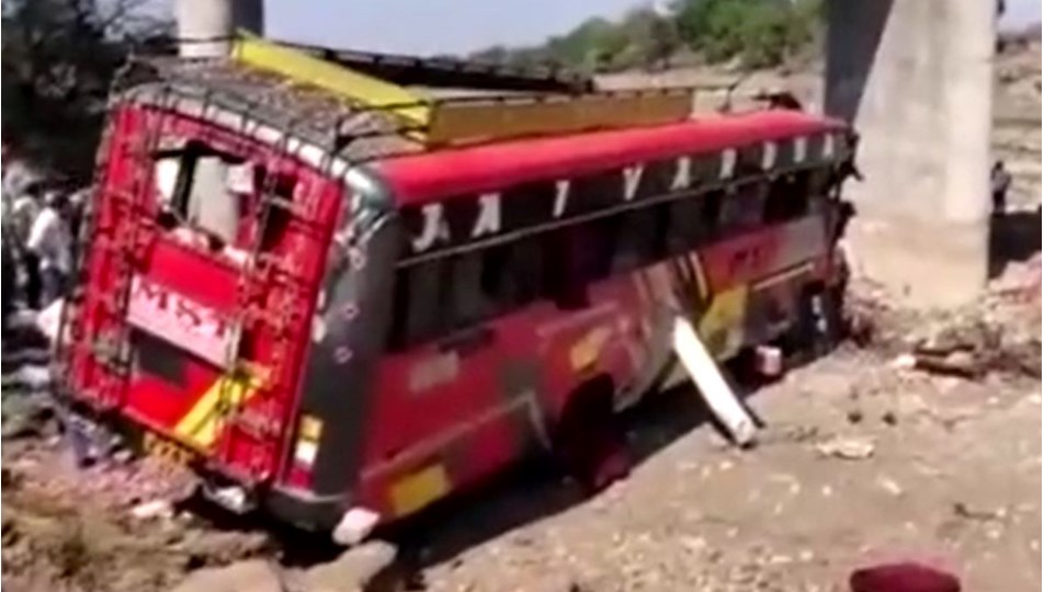 Hindistan'da otobüs köprüden uçtu: 22 ölü - Son Dakika Dünya Haberleri | NTV Haber