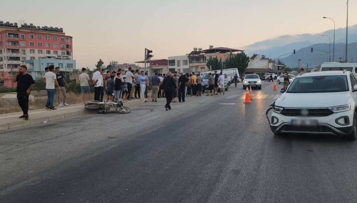 Otomobil ile motosiklet çarpıştı