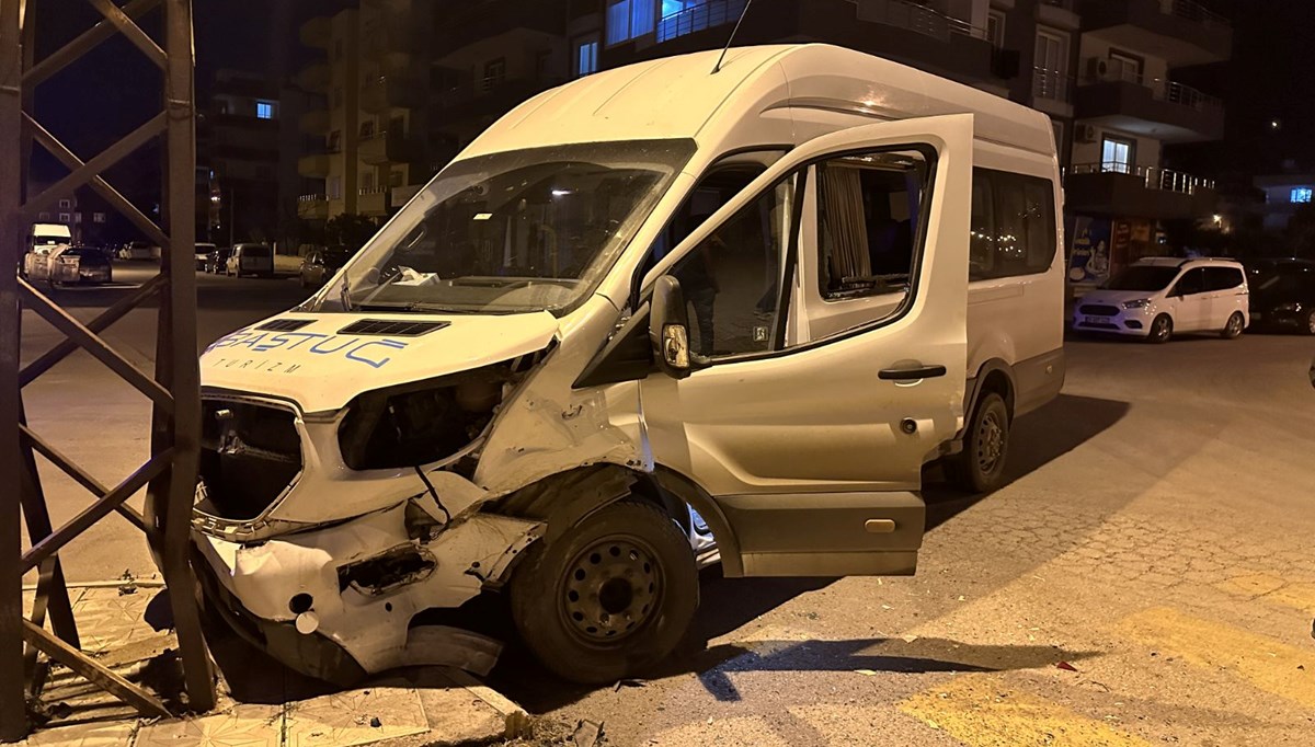 Otomobille minibüs çarpıştı: 4 yaralı