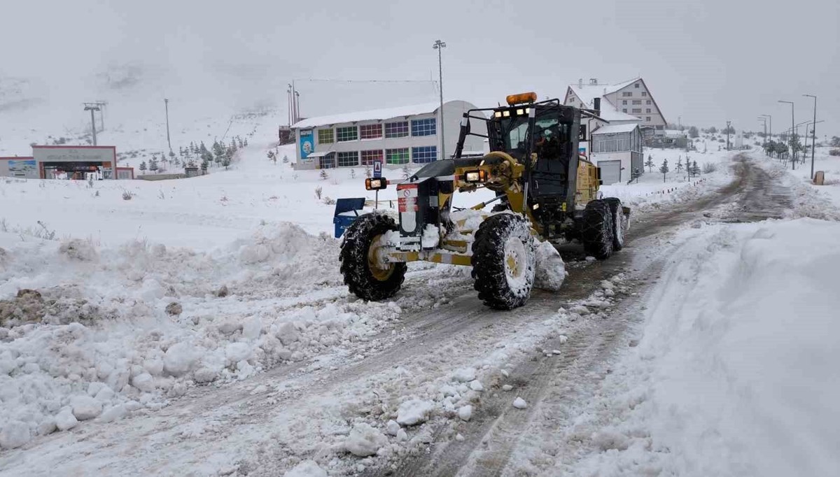 Sivas'ta köy yolu ulaşıma kapandı