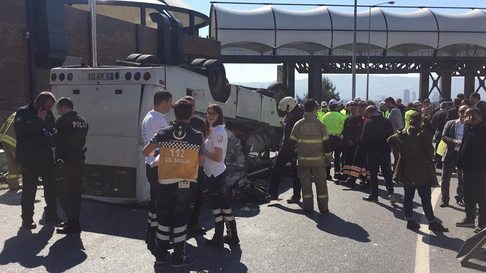 İzmir'de down sendromlu çocukları taşıyan midibüs devrildi - 1