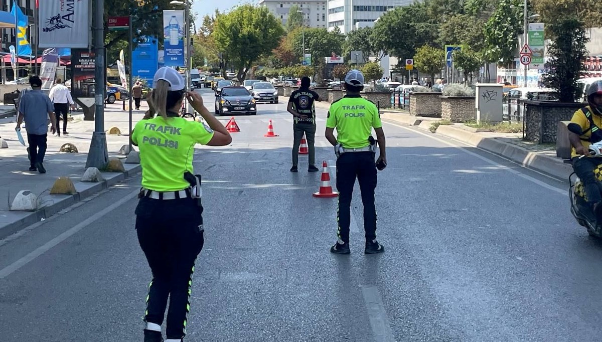 Kadıköy'de yayalara yol vermeyen sürücülere ceza