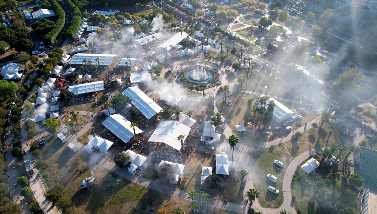 Adana'da gökyüzünü kebap dumanları sardı!
Et yemek isteyenler izdiham yarattı