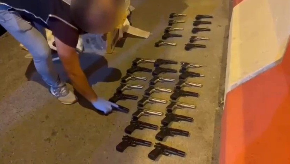 Yolcu otobüsünde ruhsatsız 40 silah ele geçirildi Yolcu otobüsünde ruhsatsız 40 silah ele geçirildi