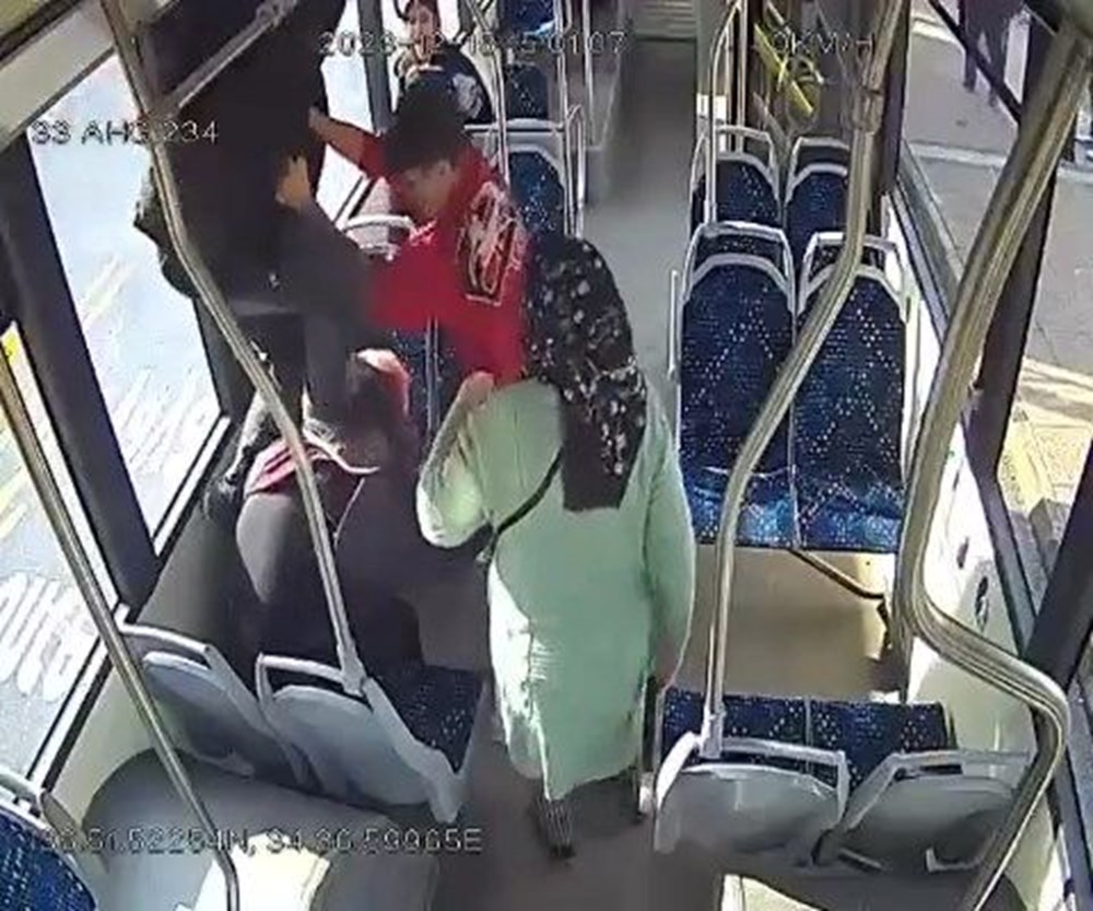 Belediye otobüsünde dehşet anları: Lise müdürü ile oğlu tartıştıkları yaşlı çifti dövdü - 4