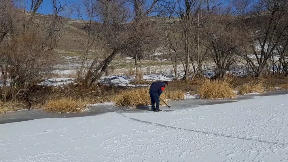 Buz tutan Çoruh Nehri'nde 
