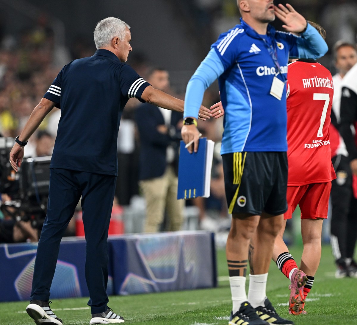 Mourinho, oyundan çıkan Benfica oyuncusu Kerem Aktürkoğlu’nu tebrik etti.