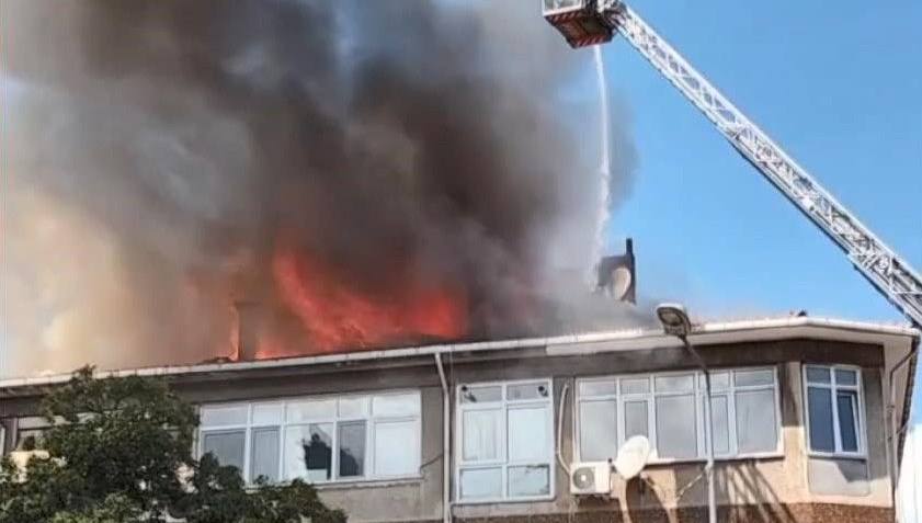 Üsküdar'da çatı katı yangını