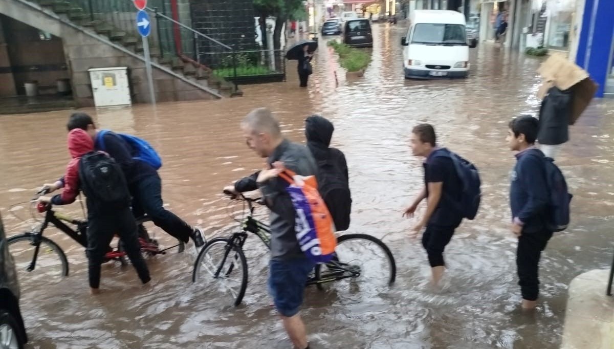 Trabzon'da şiddetli yağış! Sokaklar ve caddeler göle döndü Trabzon'da şiddetli yağış! Sokaklar ve caddeler göle döndü