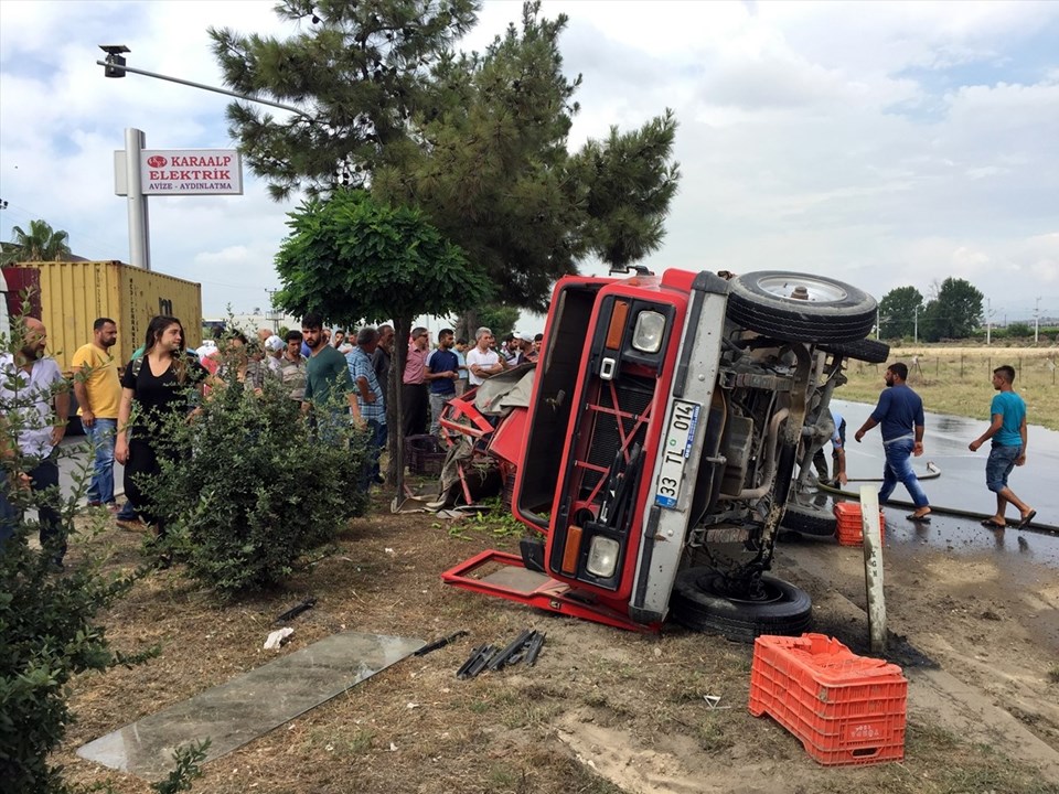 Tarım işçilerini taşıyan kamyonet TIR'a çarptı: 3 ölü, 5 yaralı - 3
