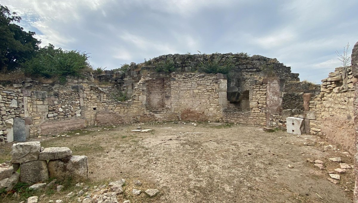 Alexandria Troas Antik Kenti'nde 1850 yıllık Polygonal yapısı ayağa kaldırılıyor Alexandria Troas Antik Kenti'nde 1850 yıllık Polygonal yapısı ayağa kaldırılıyor
