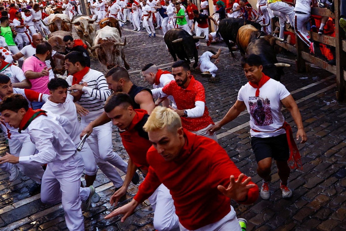 İnsanlar kaçtı, boğalar kovaladı: İspanya'nın ünlü festivali San Fermin başladı