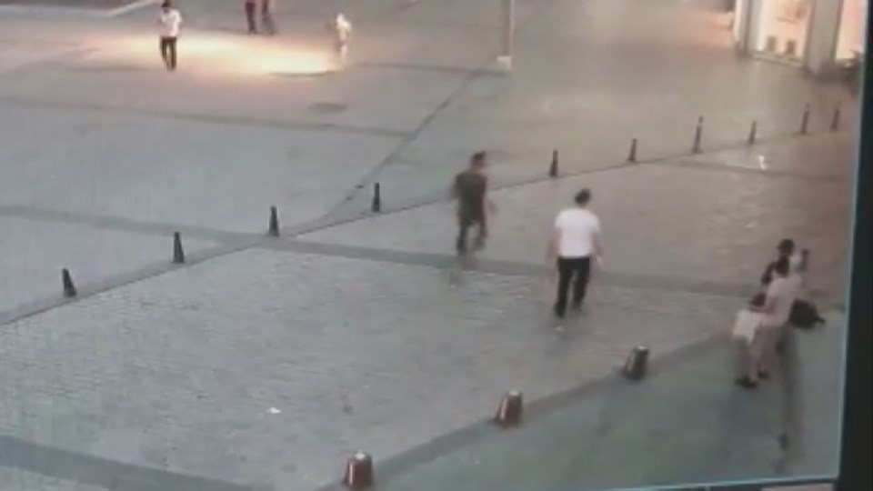 Beyoğlu'nda Cezayirli 2 kapkaççı İngiliz turistin çantasını çaldı - 1