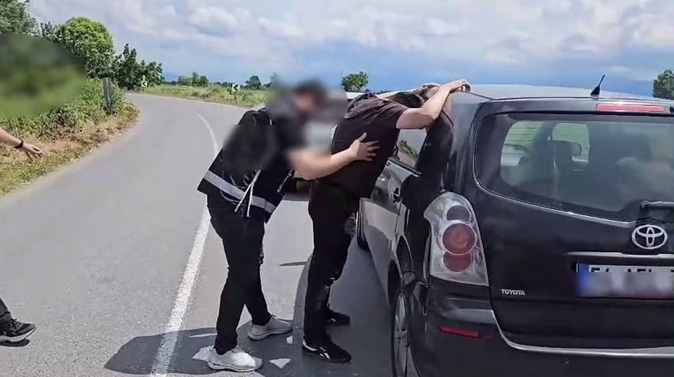 Sakarya'da kaçakçılık operasyonu: Piyasa değeri 5 milyon TL olan silah yakalandı - 1