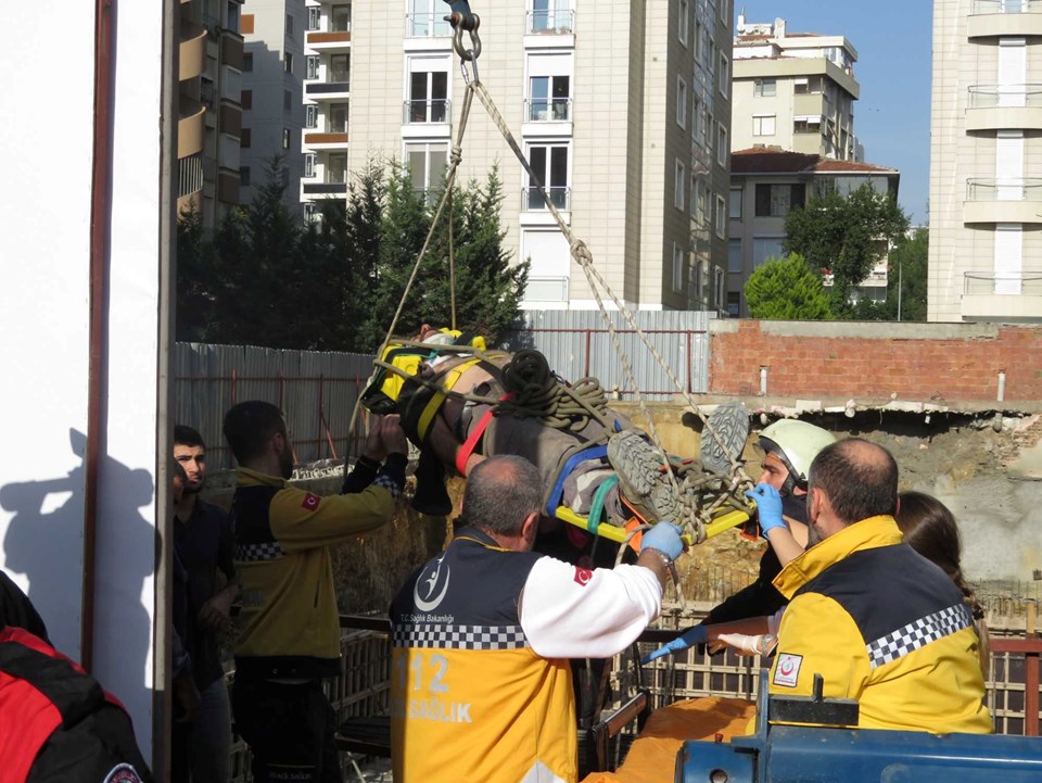 Kadıköy'de beton dökme mikserinin borusu patladı: 2 yaralı - 1