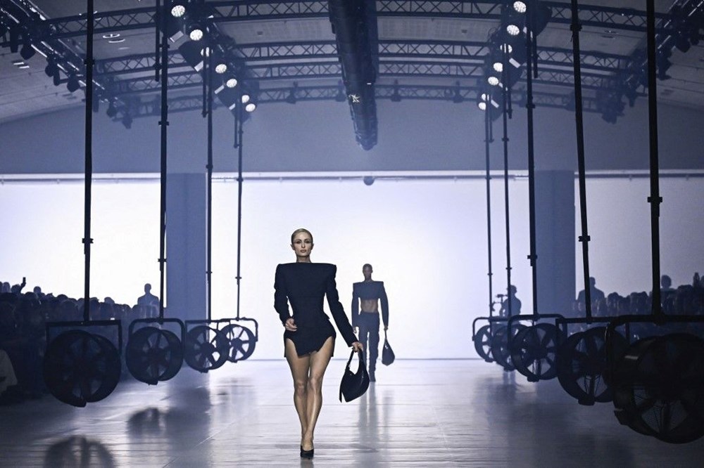 Paris Hilton Paris Moda Haftası'nda modellik yaptı - 9