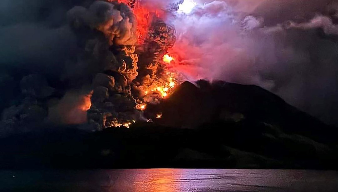Endonezya'daki Ruang Yanardağı patladı Binlerce kişi tahliye edilecek
