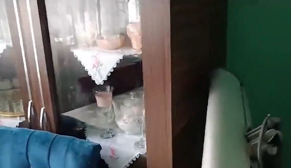 1 yıl 8 ay hapis cezasıyla aranıyordu: Vitrinin arkasındaki gizli bölmede yakalandı - 1