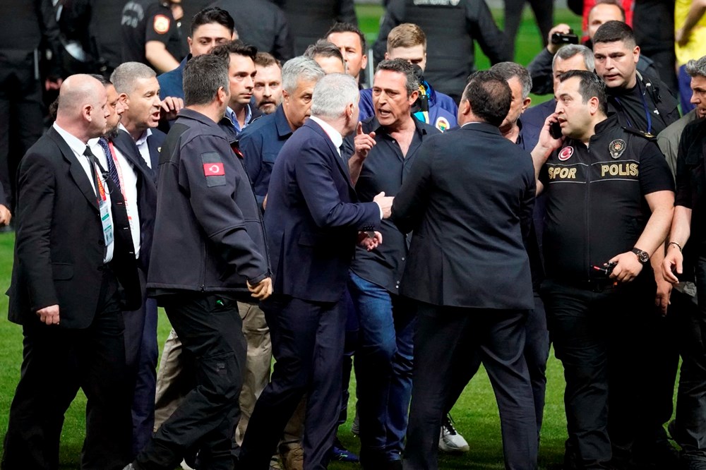 Ali Koç ve futbolcular kutlama için sahaya çıktı: Işıklar kapatıldı, ortalık karıştı - Son Dakika Spor Haberleri | NTV Spor&Skor