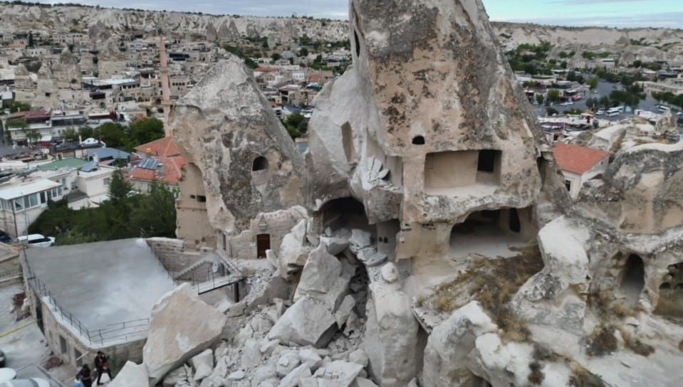 Kapadokya'da peribacası yıkıldı