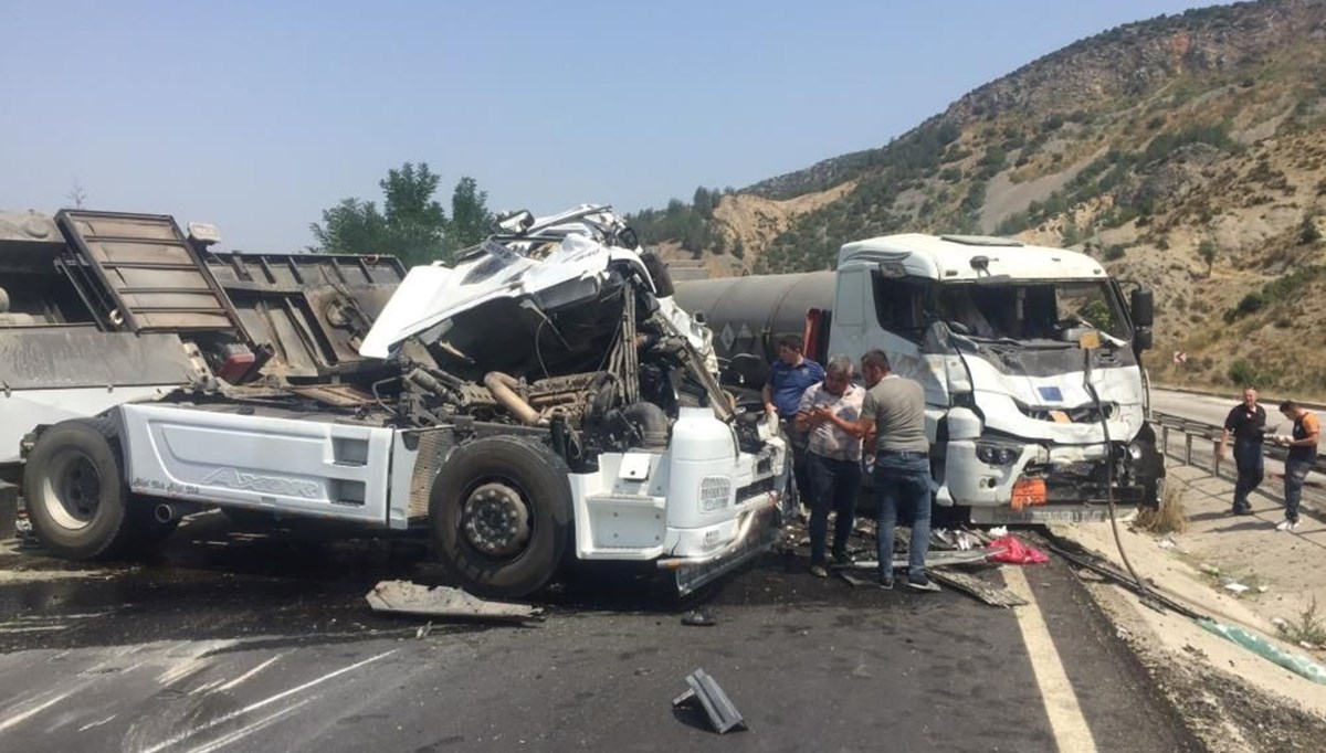 TIR ve kimyasal yüklü tanker kafa kafaya çarpıştı