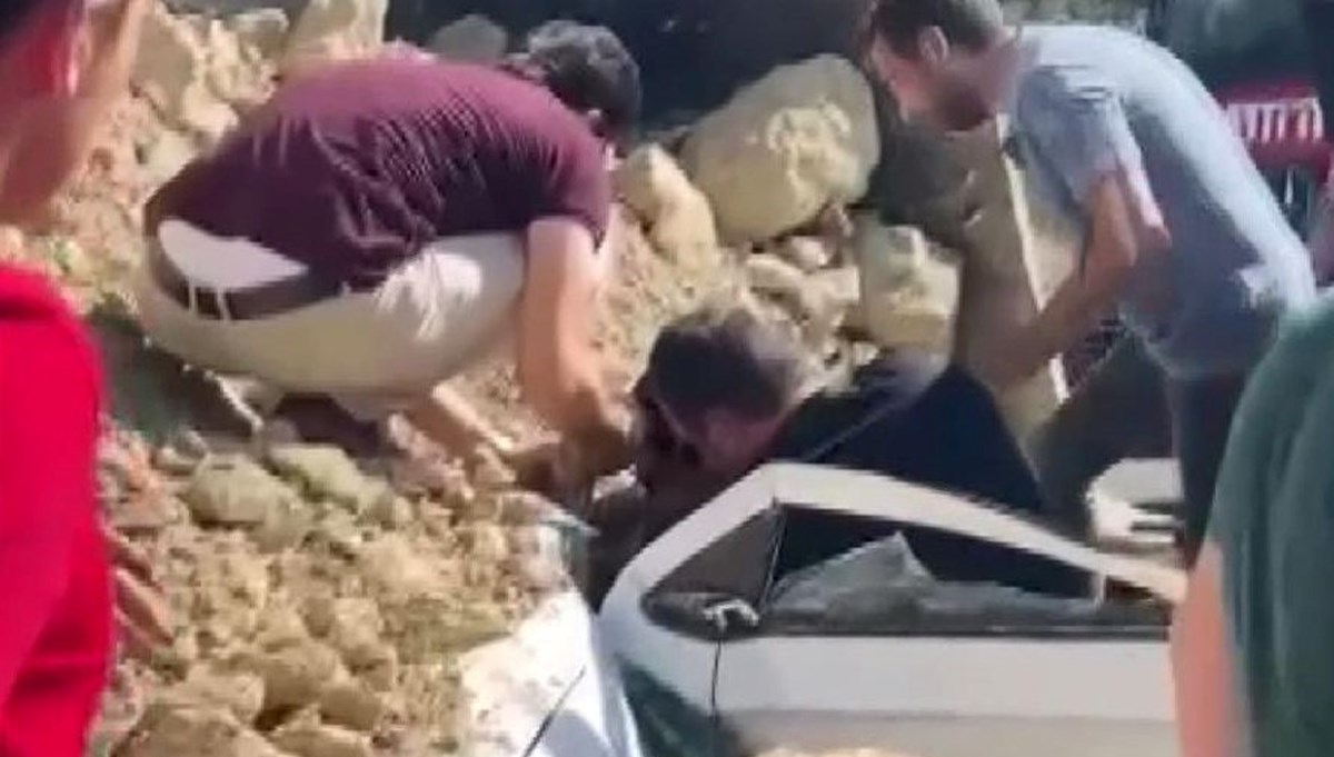TEM'de kamyon otomobilin üzerine devrildi