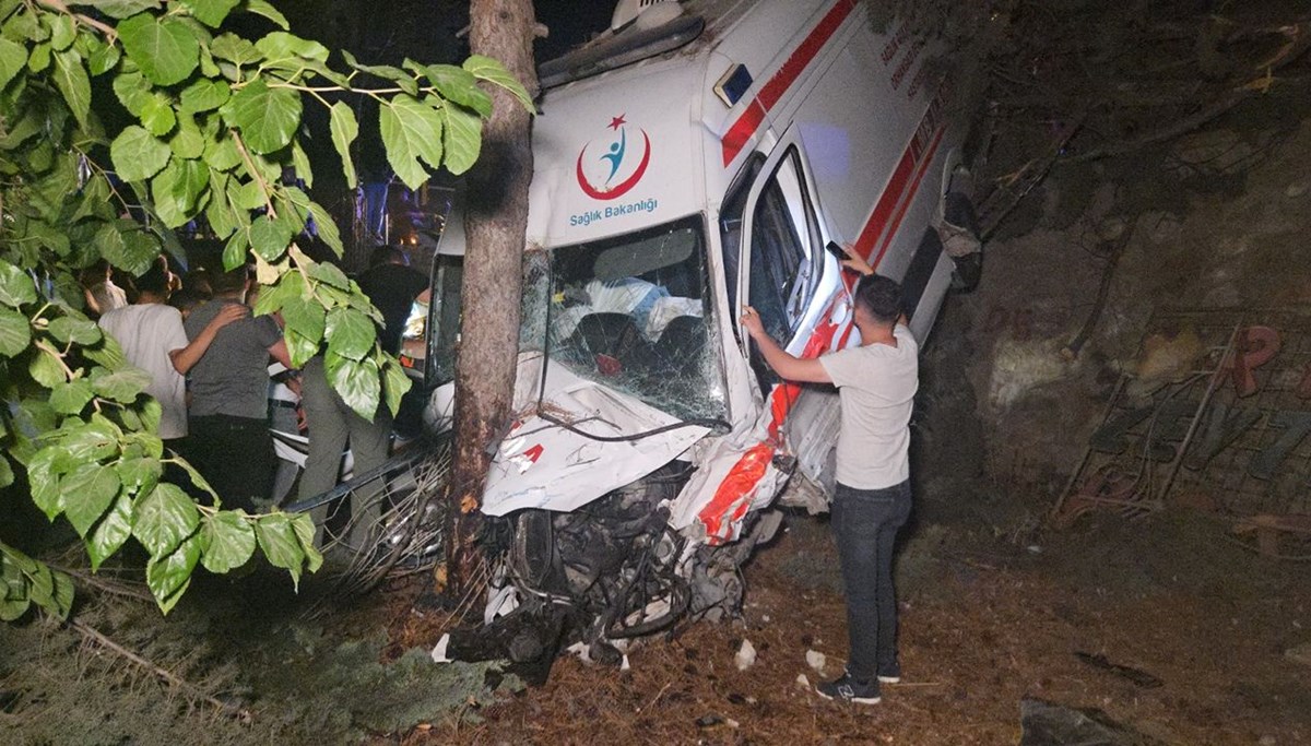 Ambulans kamyonetle çarpıştı: 1 ölü