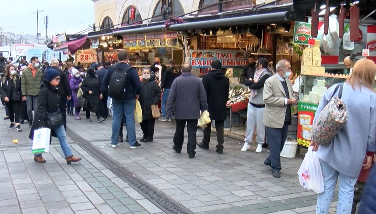 Eminönü'nde yılbaşı yoğunluğu