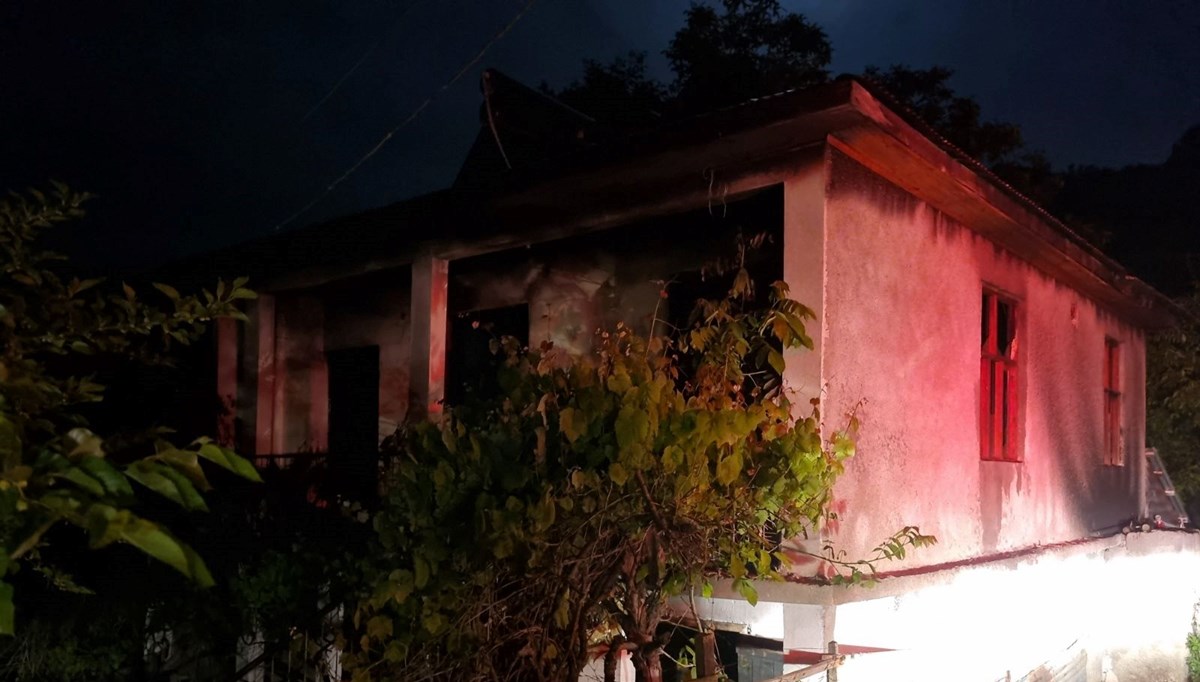 Adana'da bir ev çıkan yangında hasar gördü