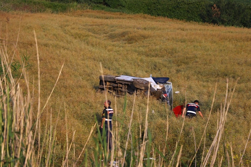 Tekirdağ'da minibüs tarlaya devrildi: 7 yaralı - 1