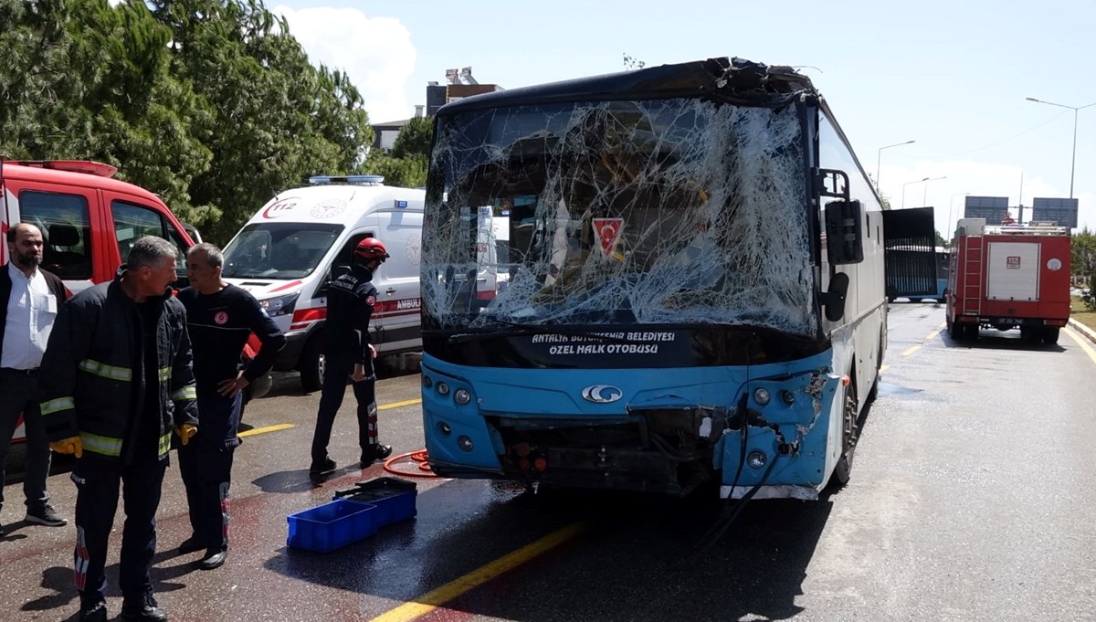 Antalya’da 3’ü halk otobüsü 7 araç çarpıştı: 8 yaralı