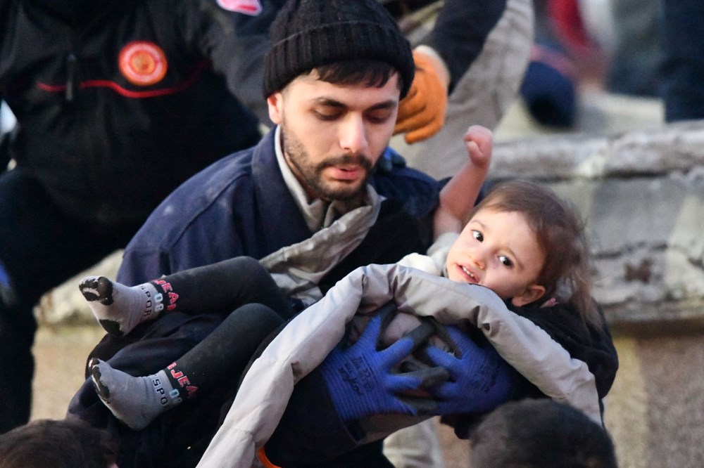 Enkaz altındakiler için zamana karşı yarış - 19