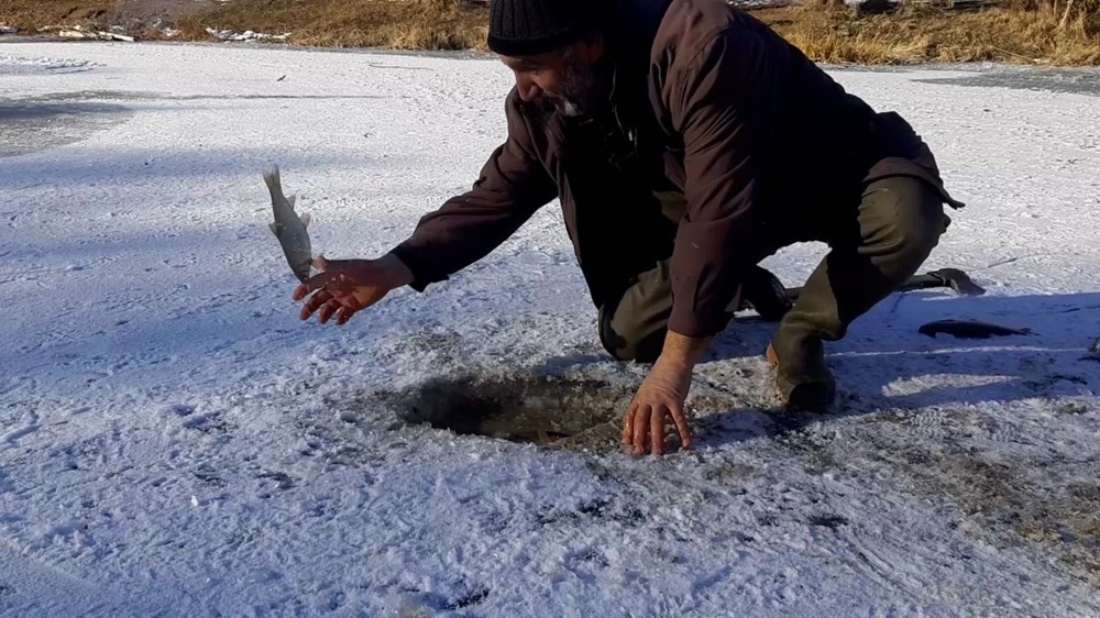 Buz tutan Çoruh Nehri'nde 