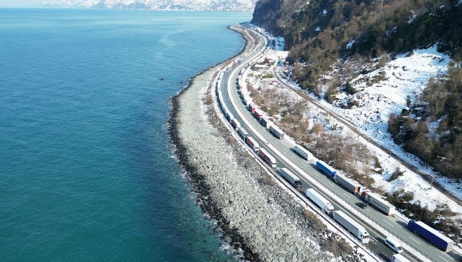 Komşuda kar bir metreyi buldu, sınırda uzun kuyruklar oluştu