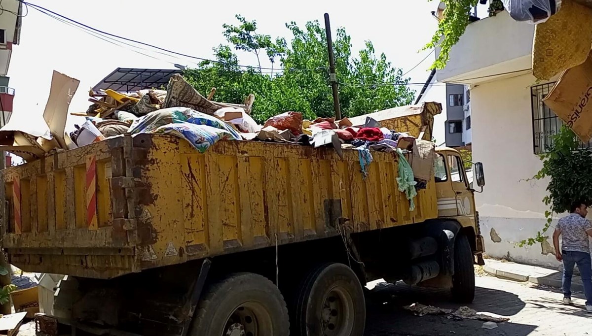 Aydın'da bir evden altı kamyon çöp çıktı