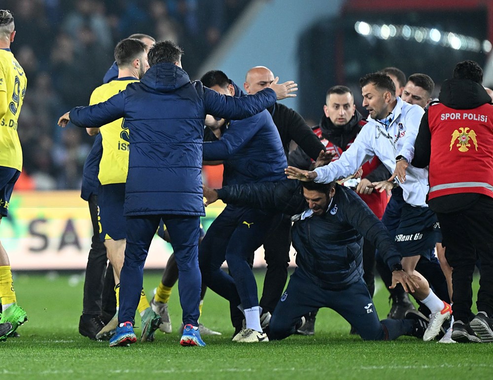 Trabzonsporlu taraftarlar maç sonunda sahaya indi - 7