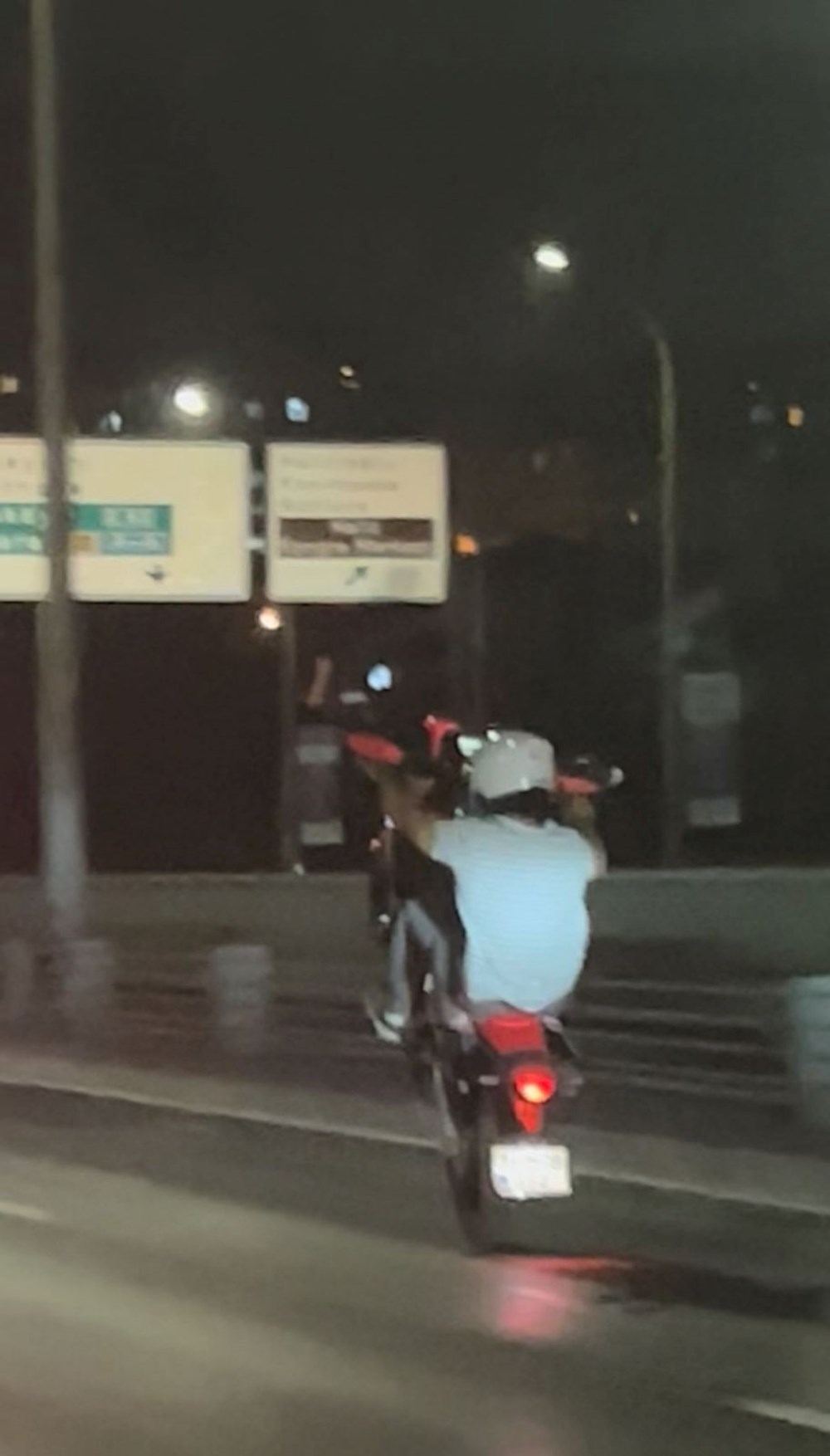 Haliç Köprüsü'nde motosiklet sürücüsünden tehlikeli hareketler - 1