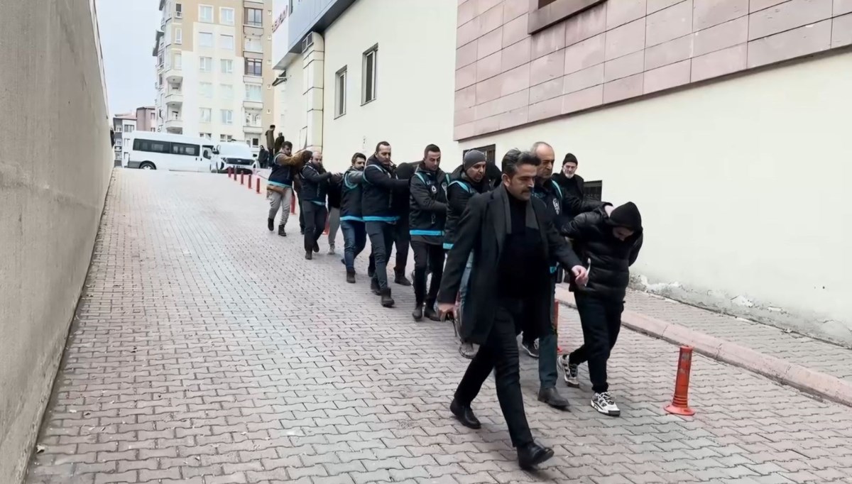Oto yedek parçası ilanlarıyla 274 kişiyi dolandırdılar: Yedi şüpheli yakalandı Oto yedek parçası ilanlarıyla 274 kişiyi dolandırdılar: Yedi şüpheli yakalandı