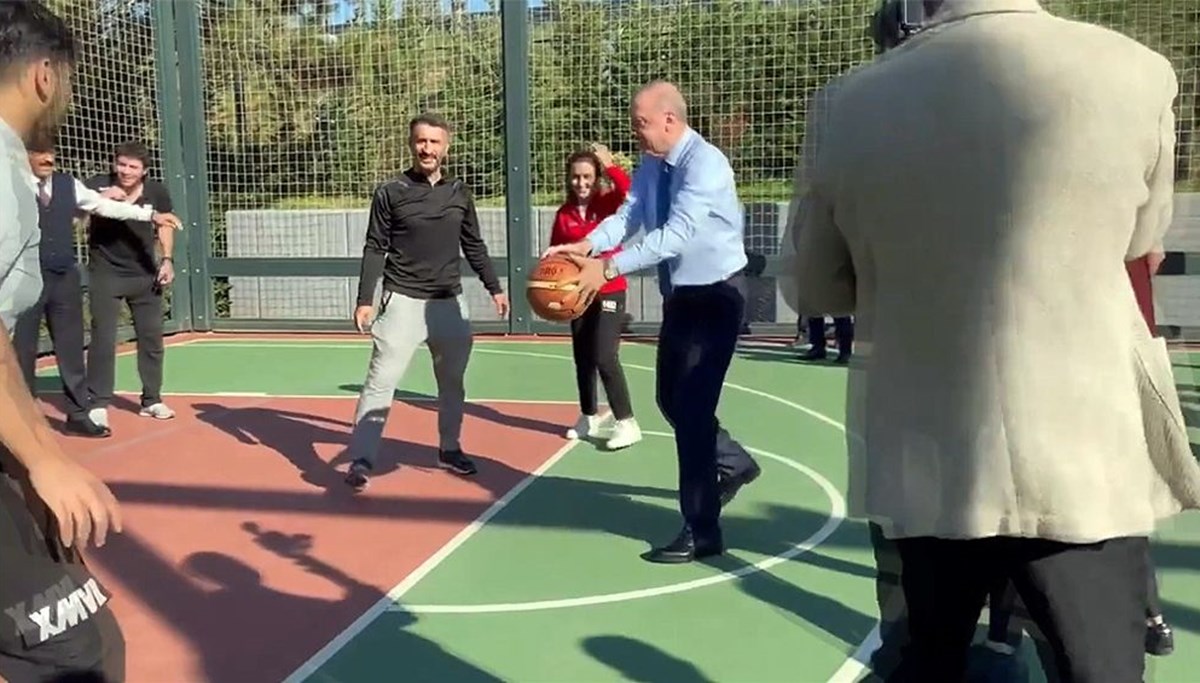 Cumhurbaşkanı Erdoğan, gençlerle basketbol oynadı