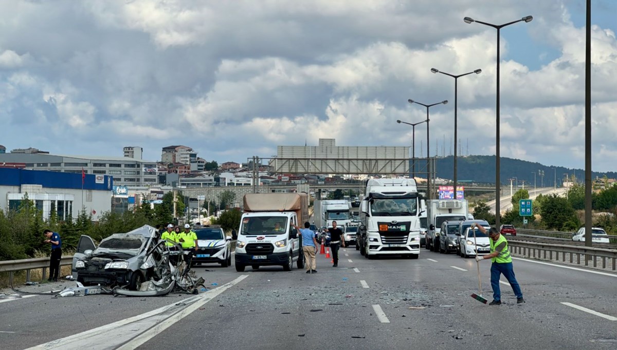 Otoyolda trafiği durduran kaza: Üç kişi araçta sıkıştı
