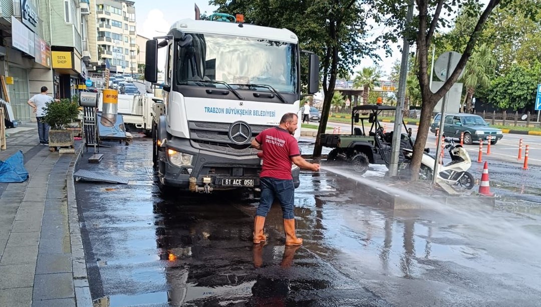 Trabzon'da menfezler sağanağa dayanamadı: Kentte sel ve taşkın temizliği