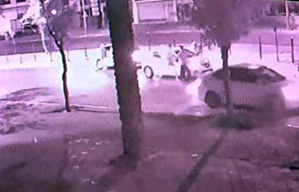 Antalya'da dövülüp yola bırakılan gencin üzerinden taksi geçti - 1