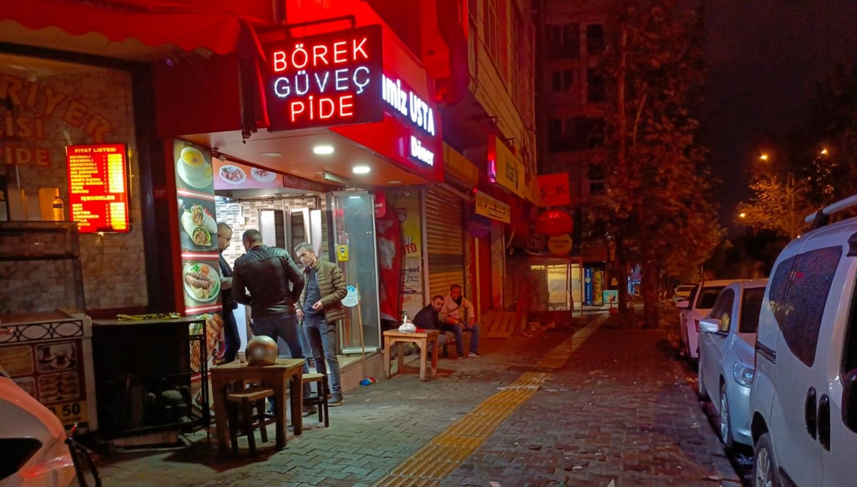 İstanbul'da dönerciye silahlı saldırı: 1 ölü, 1 yaralı İstanbul'da dönerciye silahlı saldırı: 1 ölü, 1 yaralı