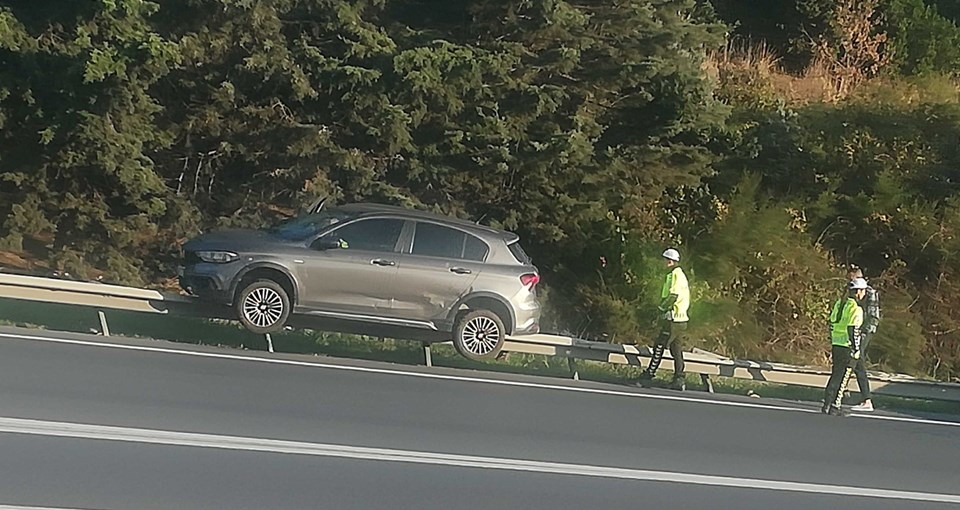 İstanbul'da akılalmaz kaza! Otomobil bariyerin üstüne çıktı - 1